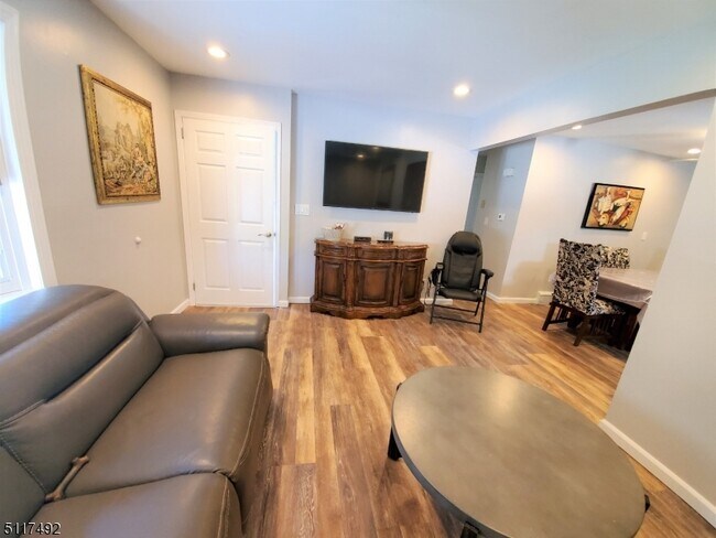 Building Photo - 552 Broughton Ave