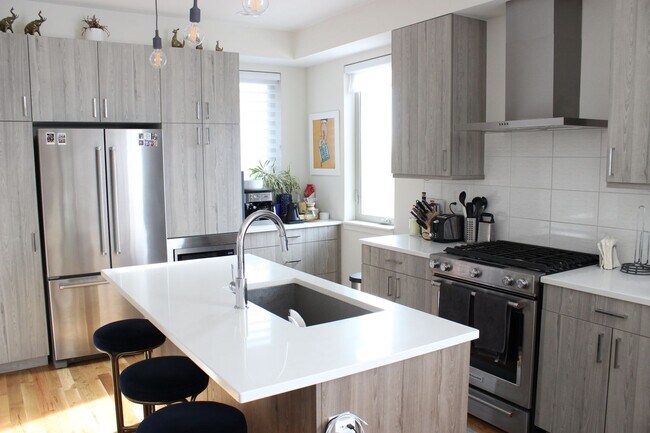 Foto del edificio - You’ll fall in LOVE with the VIEW! Convenient Location!