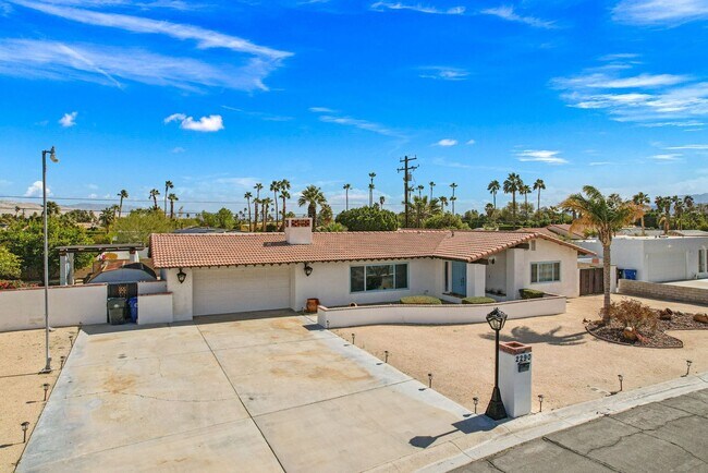 Foto del edificio - Sunnyside House with Pool in Palm Springs