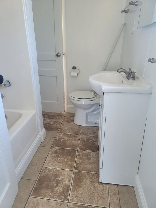 Building Photo - 2 Bedroom- 1-Bath house in North Bakersfield