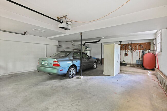 Foto del edificio - 3142 Searsmont Pl