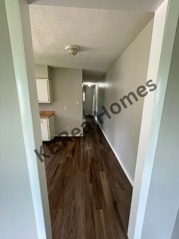 Building Photo - 6 E McKellar Ave