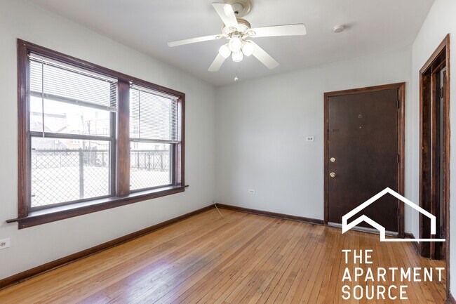 Foto del edificio - 4810 W Armitage Ave