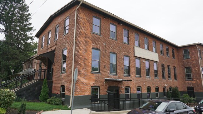 Foto del edificio - 820 W Market St