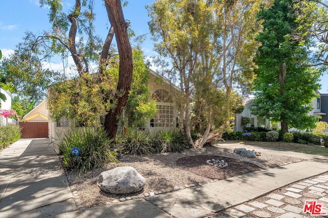 Building Photo - 2534 Wellesley Ave