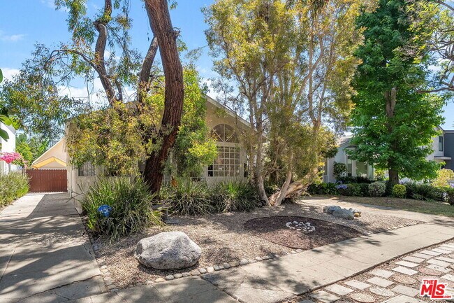 Foto del edificio - 2534 Wellesley Ave