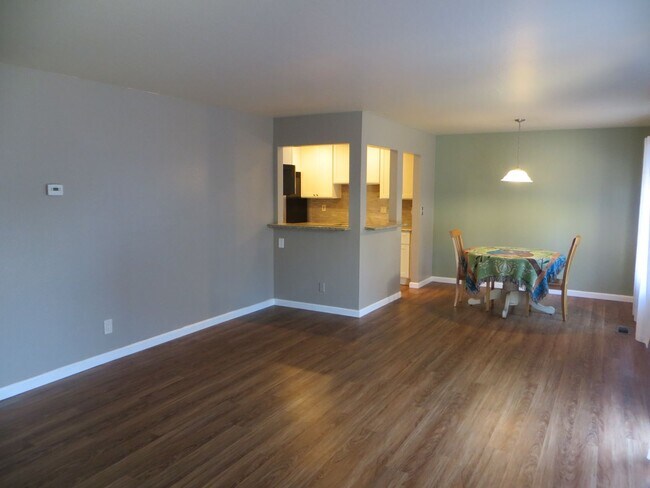 Building Photo - Fantastic Castro Valley Location!