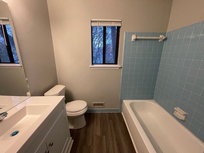 Building Photo - 3 Bedroom/2 Bathroom Home