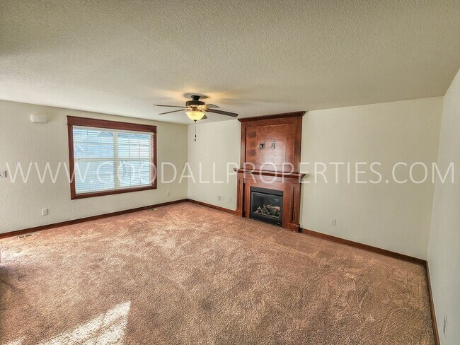 Building Photo - 4 bedroom home a block east of Centennial ...