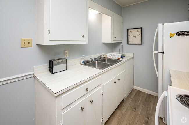 1 habitación, 1 baño - 750 pies cuadrados - Cocina - Green Acres Apartments