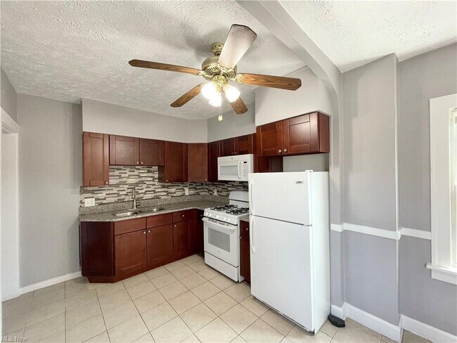Building Photo - 13501 Lakewood Heights Blvd