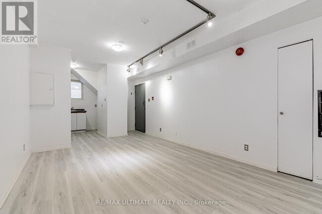 Building Photo - 996 Queen St E