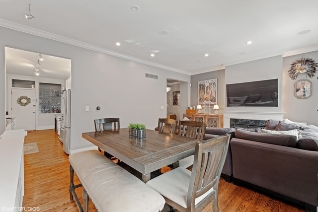 Building Photo - 422 W Dickens Ave