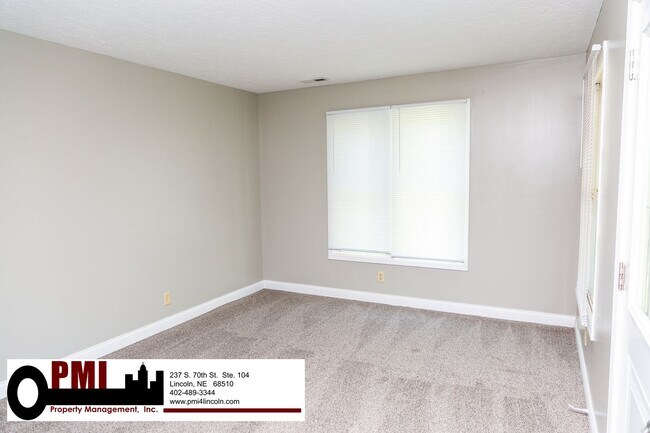 Foto del edificio - 3 Bedroom and 1.5 bathroom Duplex for rent