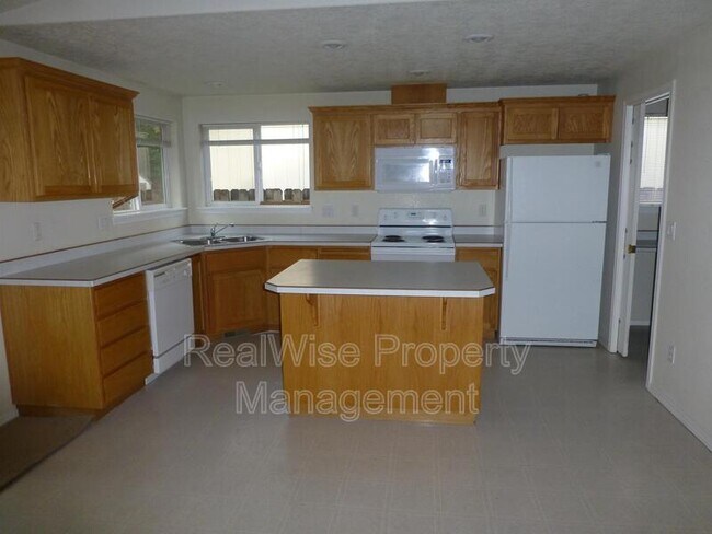 Foto del edificio - 737 NE Nickernut Ave