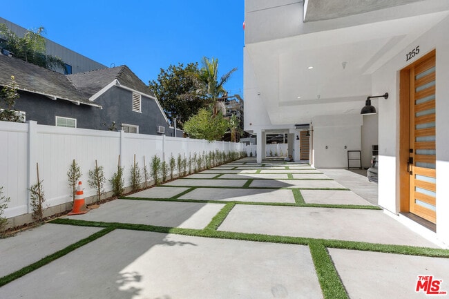 Foto del edificio - 1253 N Gower St