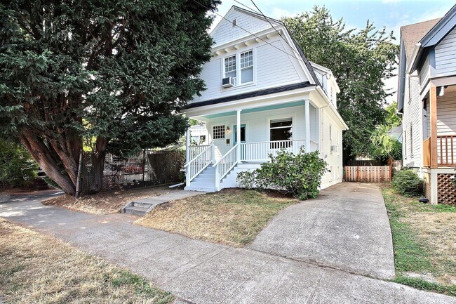 Foto del edificio - Charming Victorian home with private driveway