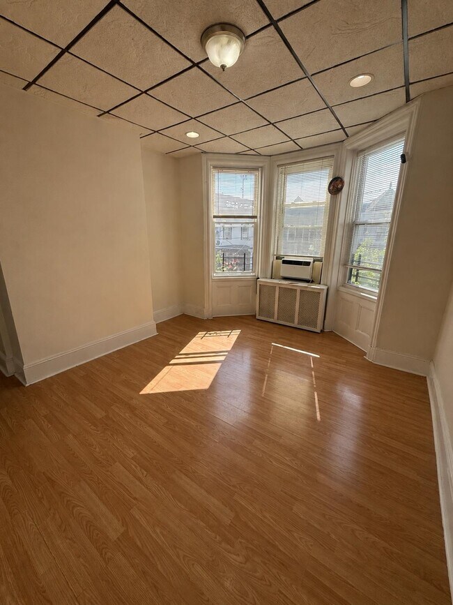 Foto del edificio - 2305 Kerrigan Ave