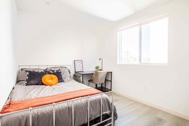 private bedroom - 1815 W Adams Blvd