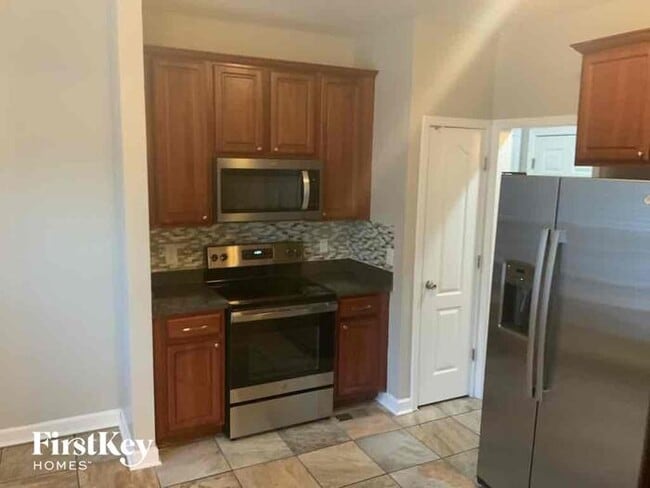 Building Photo - 811 Royal Oaks Dr