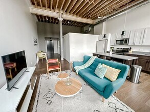 Building Photo - 604 W 4th St N