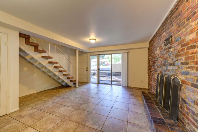 Building Photo - 1000 11th St