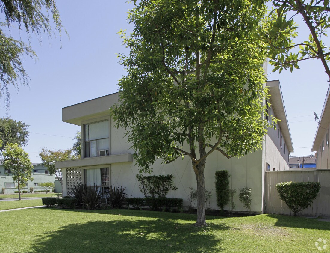 Building Photo - Roberts Apartments