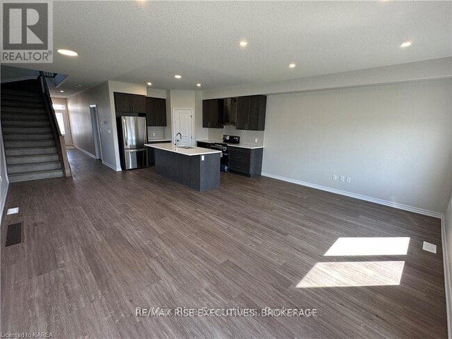 Building Photo - 1375 Woodfield Crescent