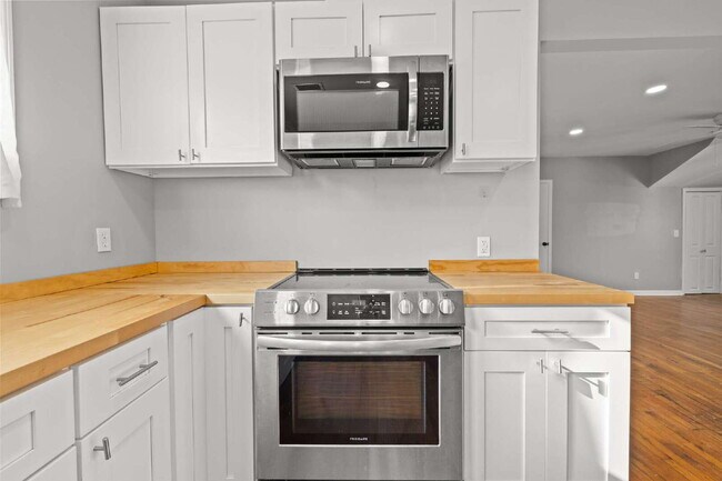 Building Photo - Renovated 3 Bed • 1.5 Bath Upstairs Unit -...