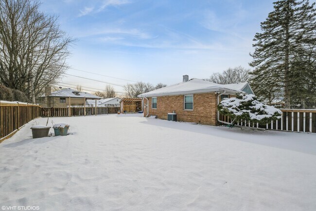 Building Photo - 2027 Dundee Rd