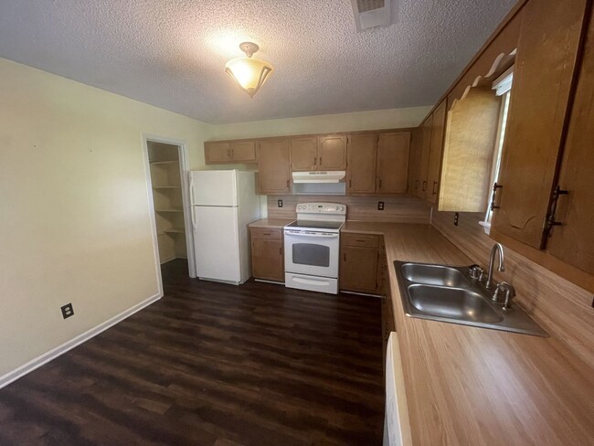 Building Photo - Spacious home with private parking and lau...