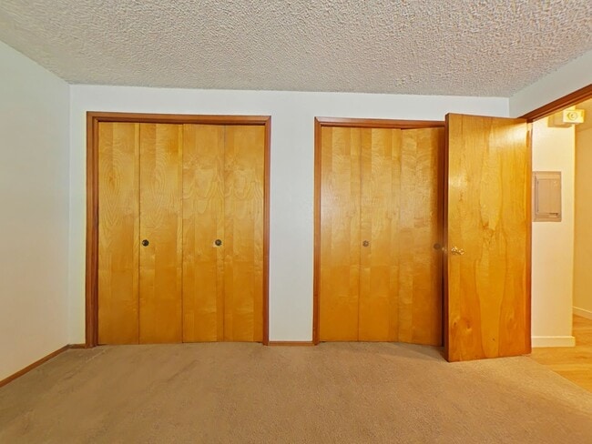 Building Photo - 2 Bedroom Apartment ~ Close to Campus