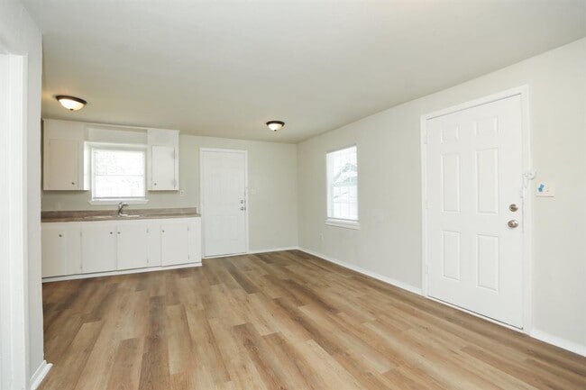 Building Photo - 404 N 7th St