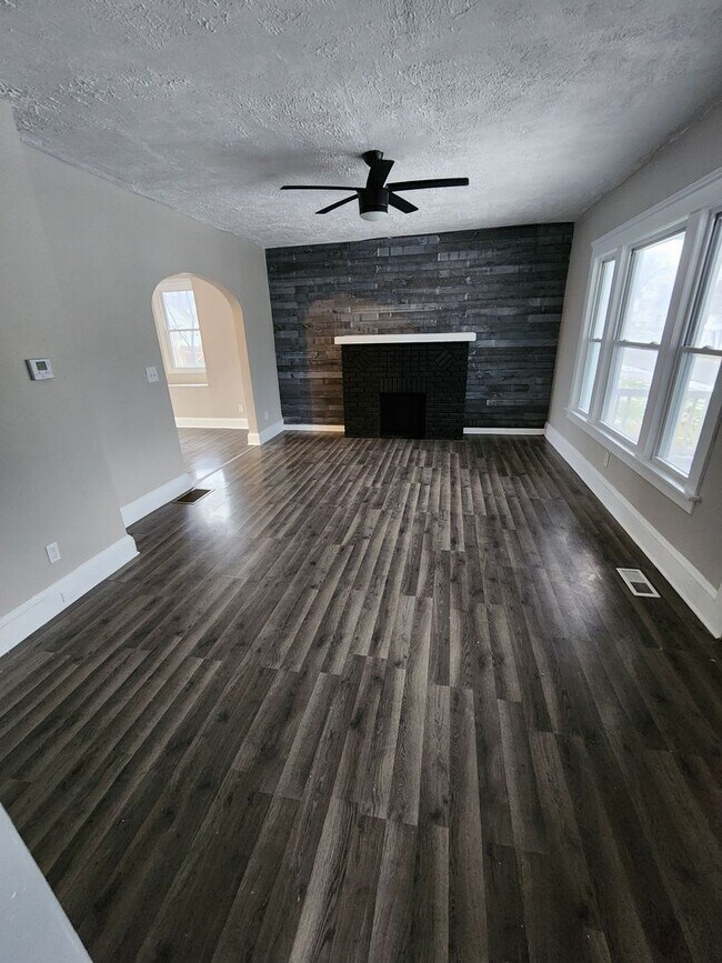 Building Photo - 3 Bedroom House for Rent on W 25th - MOVE IN READY AND CLEAN