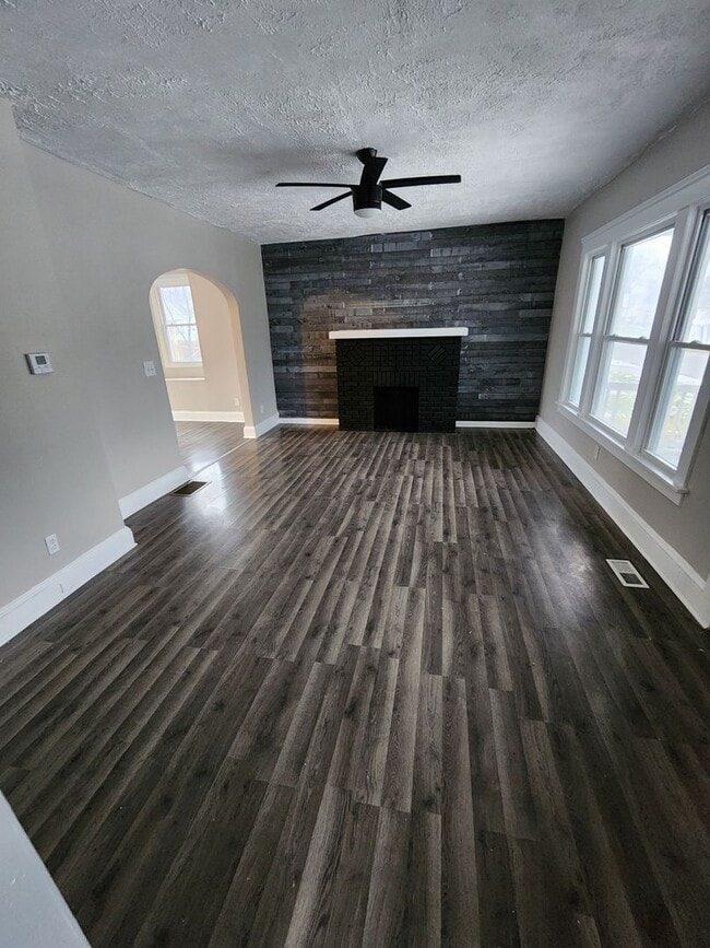 Foto del edificio - 3 Bedroom House for Rent on W 25th - MOVE IN READY AND CLEAN