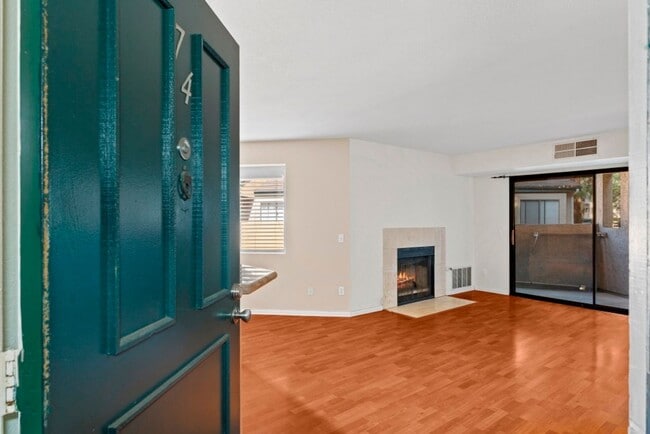 Foto del edificio - Stylish 1-Bed Condo with Balcony, Garage & Resort-Style Amenities in Mira Mesa