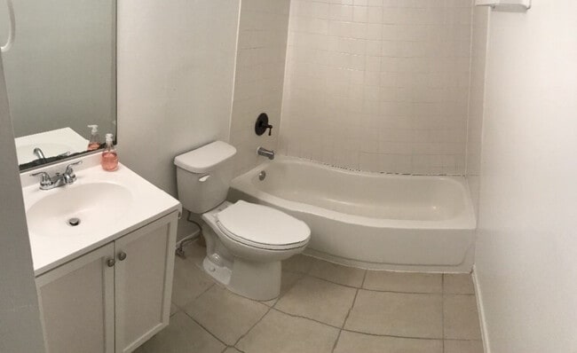 Foto del edificio - 1097 Highlands Dr