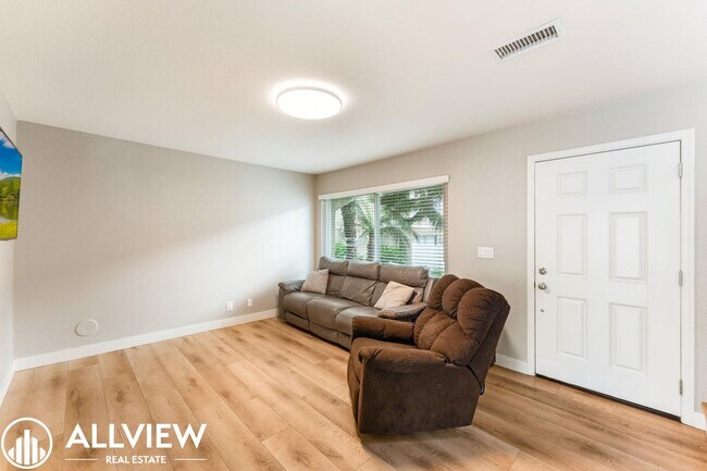 Foto del edificio - Two-Story Gem in Huntington Beach - Modern Upgrades & Private Outdoor Space