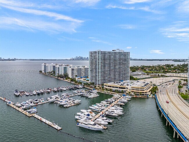 Foto del edificio - 7601 E Treasure Dr