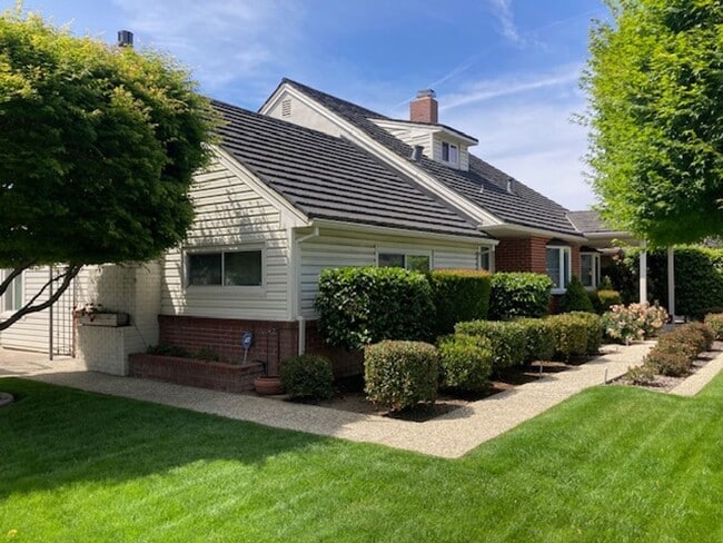 Foto del edificio - Rare Willow Glen Gem: Spacious 4BR Family Compound on a 9,000+ Sq. Ft. Lot