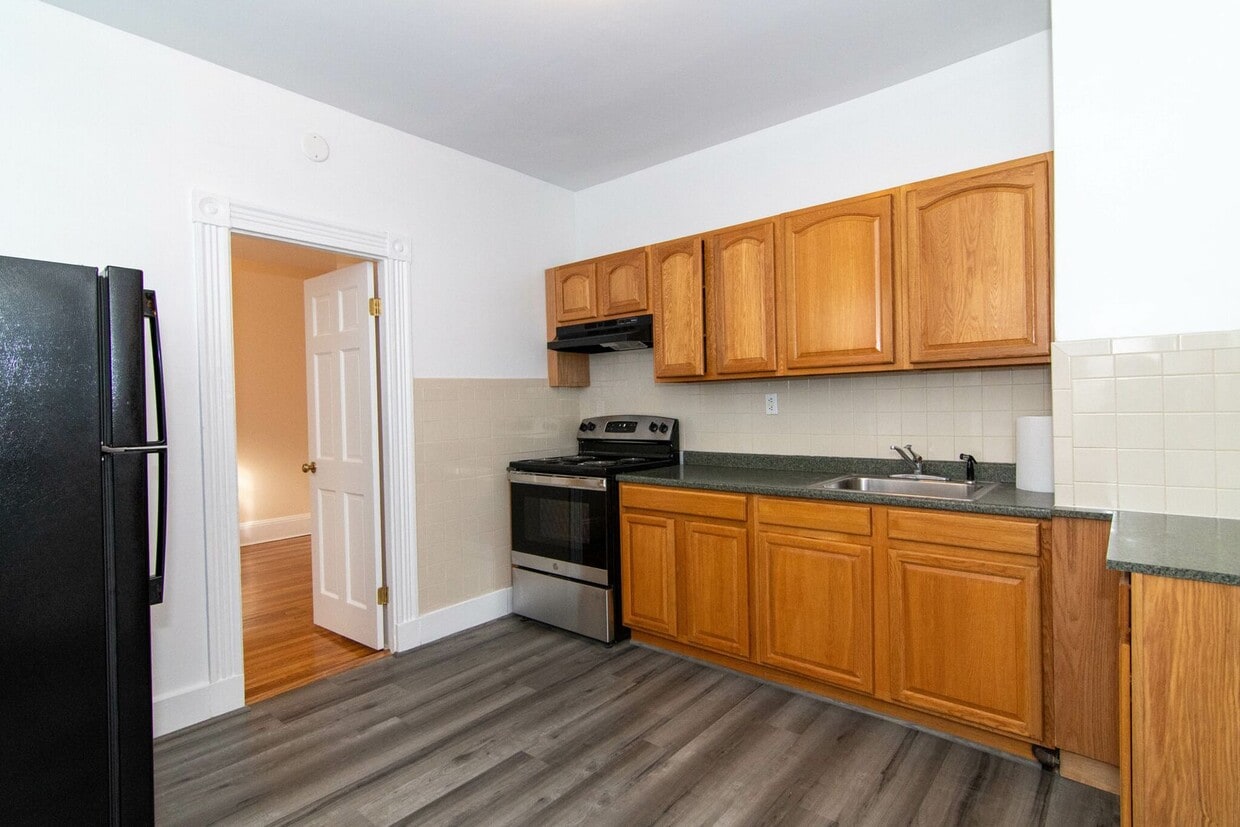 Very Nice 3 bed 1.5 Bath in Coolidge Corner.... - Very Nice 3 bed 1.5 Bath in Coolidge Corner....