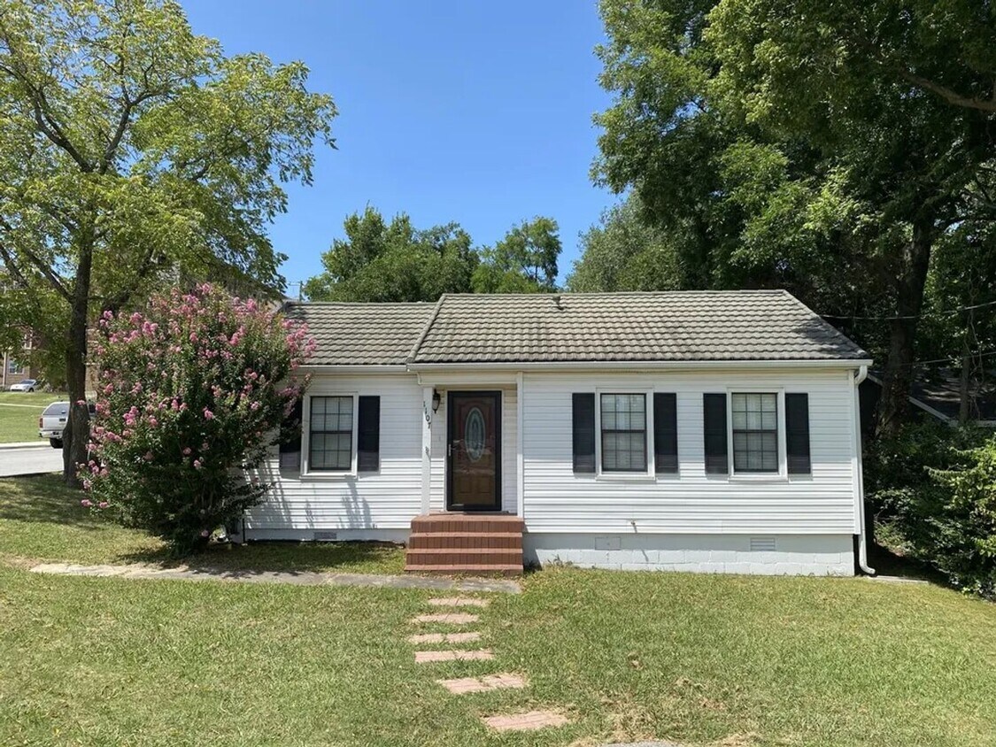 Primary Photo - BEAUTIFUL HOME IN GREAT LOCATION!