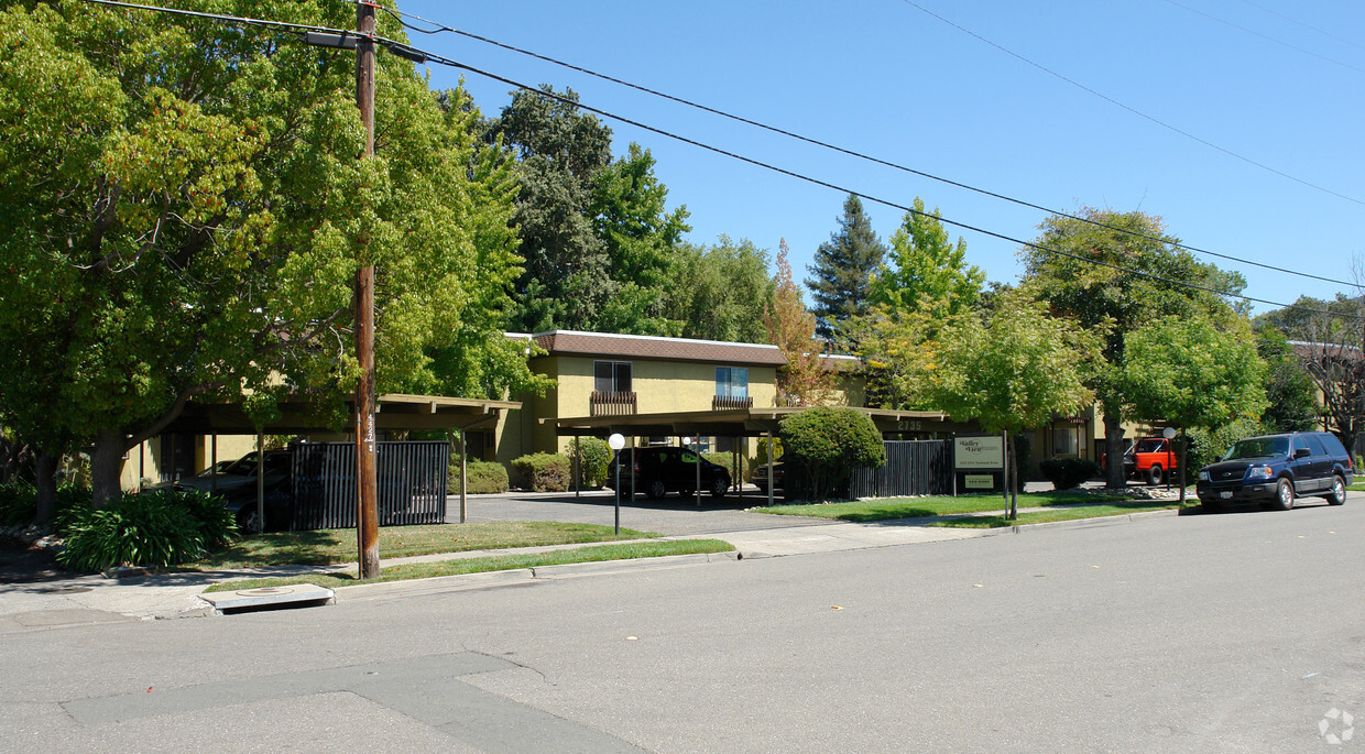 Primary Photo - Valley View Apartments