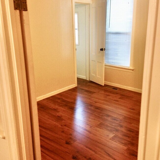 Building Photo - 2 Bedroom 1 Bath Victorian House in Vallej...