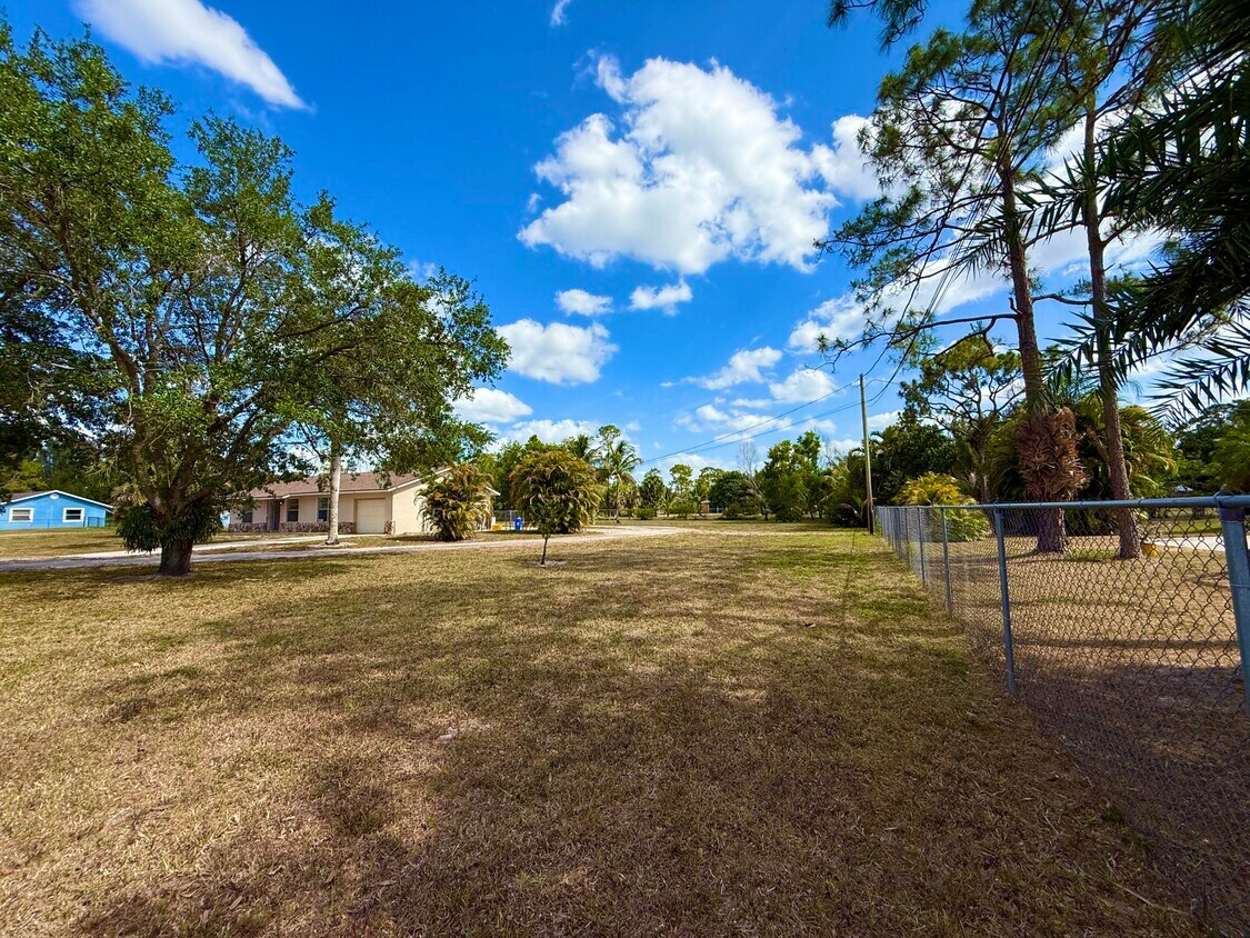 Foto principal - 16394 Pimlico Dr E