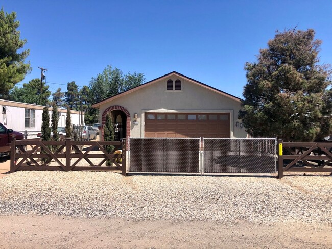 Building Photo - Cute 3 Bedroom Home w/ Covered Patio! *CUR...