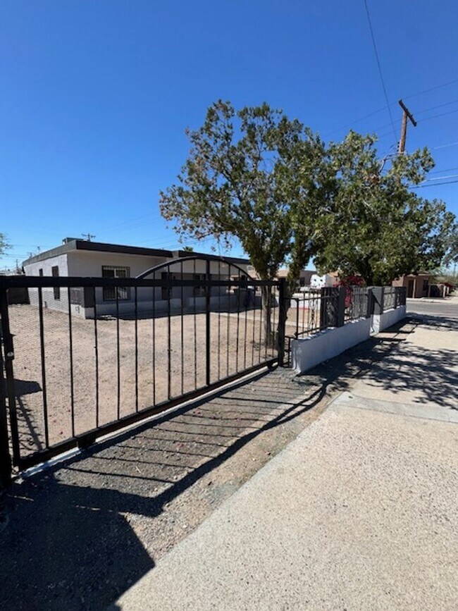 Foto del edificio - South- 3 bedroom/ 1 bathroom single family home