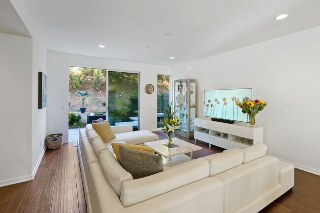 Building Photo - Gorgeous Home in the Elysian Valley Hills ...