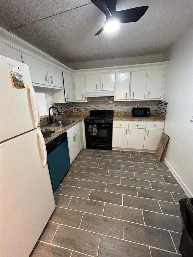 Building Photo - 2850 Somerset Dr