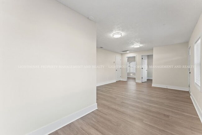 Foto del edificio - Beautifully Renovated 3 Bedroom Home on a Corner Lot!